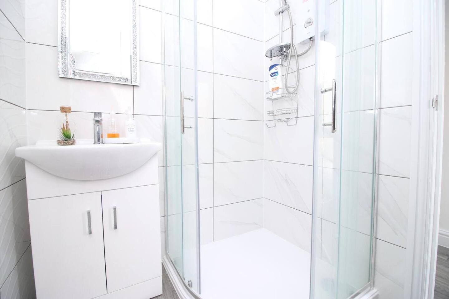 Modern Guesthouse, Fast Wi-fi, Street Free Parking, Central, Fully Equipped Cardiff