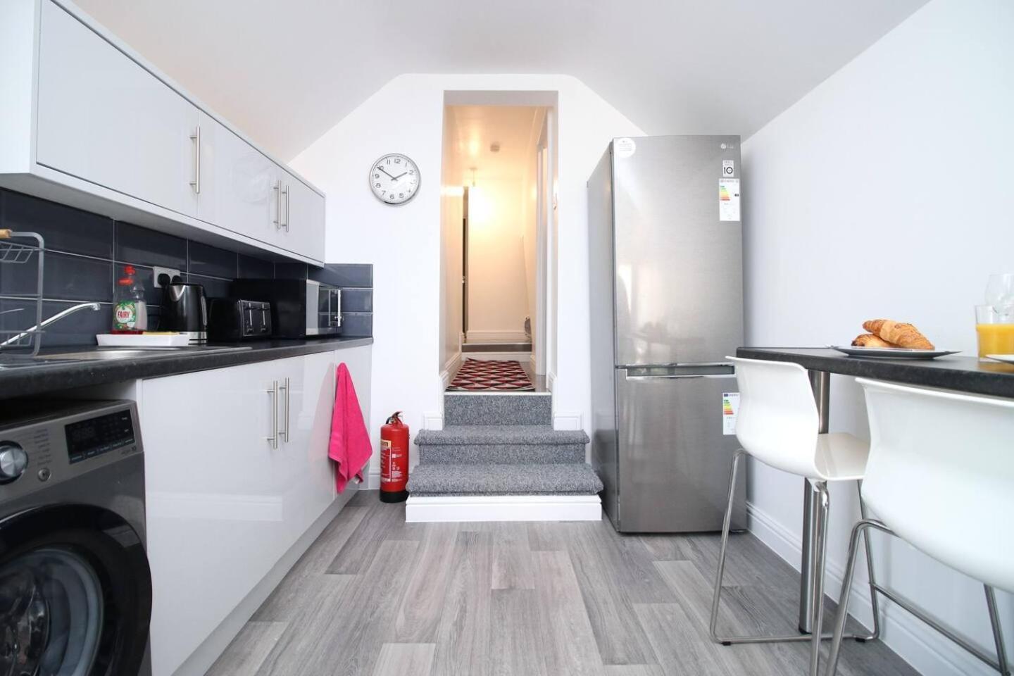 Modern Guesthouse, Fast Wi-fi, Street Free Parking, Central, Fully Equipped Cardiff