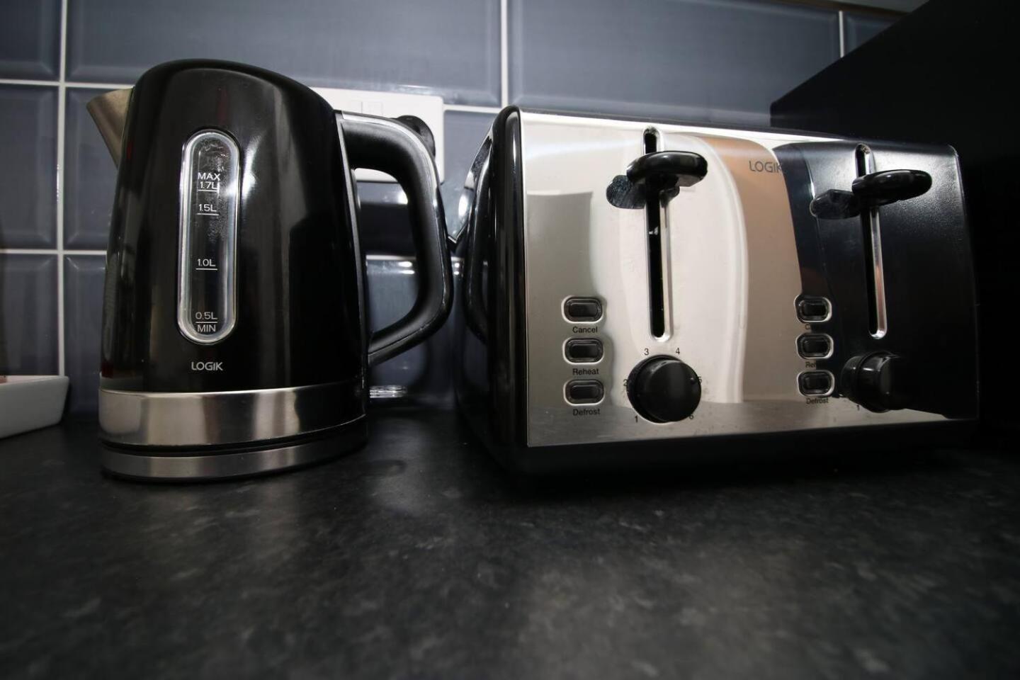 Modern Guesthouse, Fast Wi-fi, Street Free Parking, Central, Fully Equipped * Cardiff