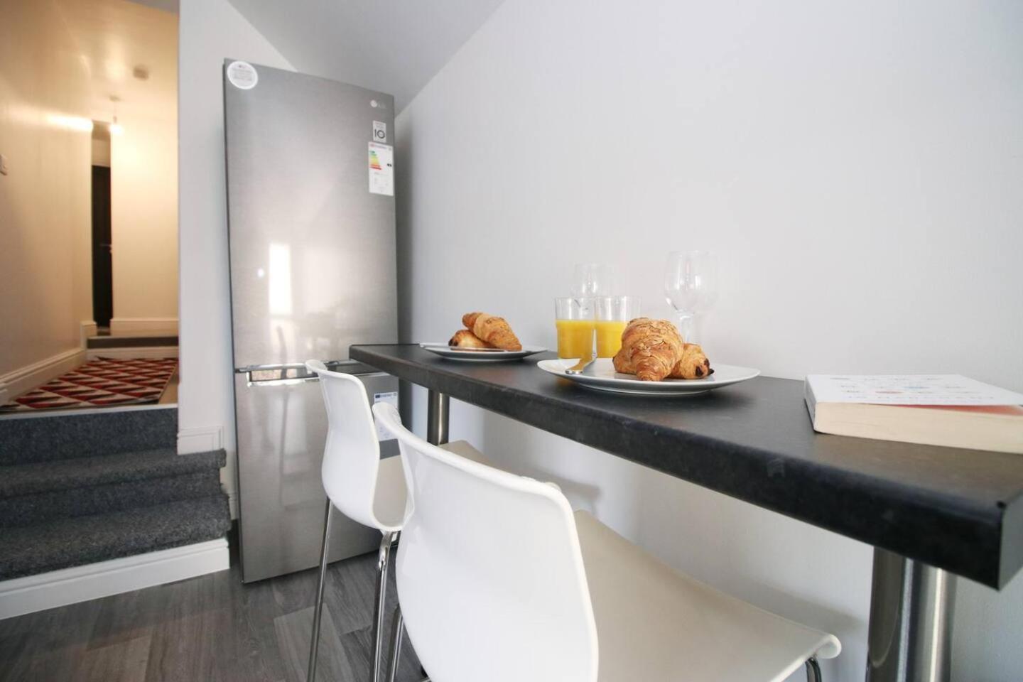 Modern Guesthouse, Fast Wi-fi, Street Free Parking, Central, Fully Equipped Guest house *