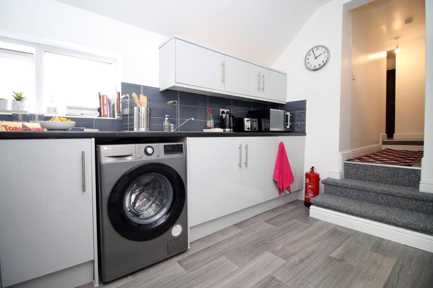 Modern Guesthouse, Fast Wi-fi, Street Free Parking, Central, Fully Equipped Guest house Cardiff