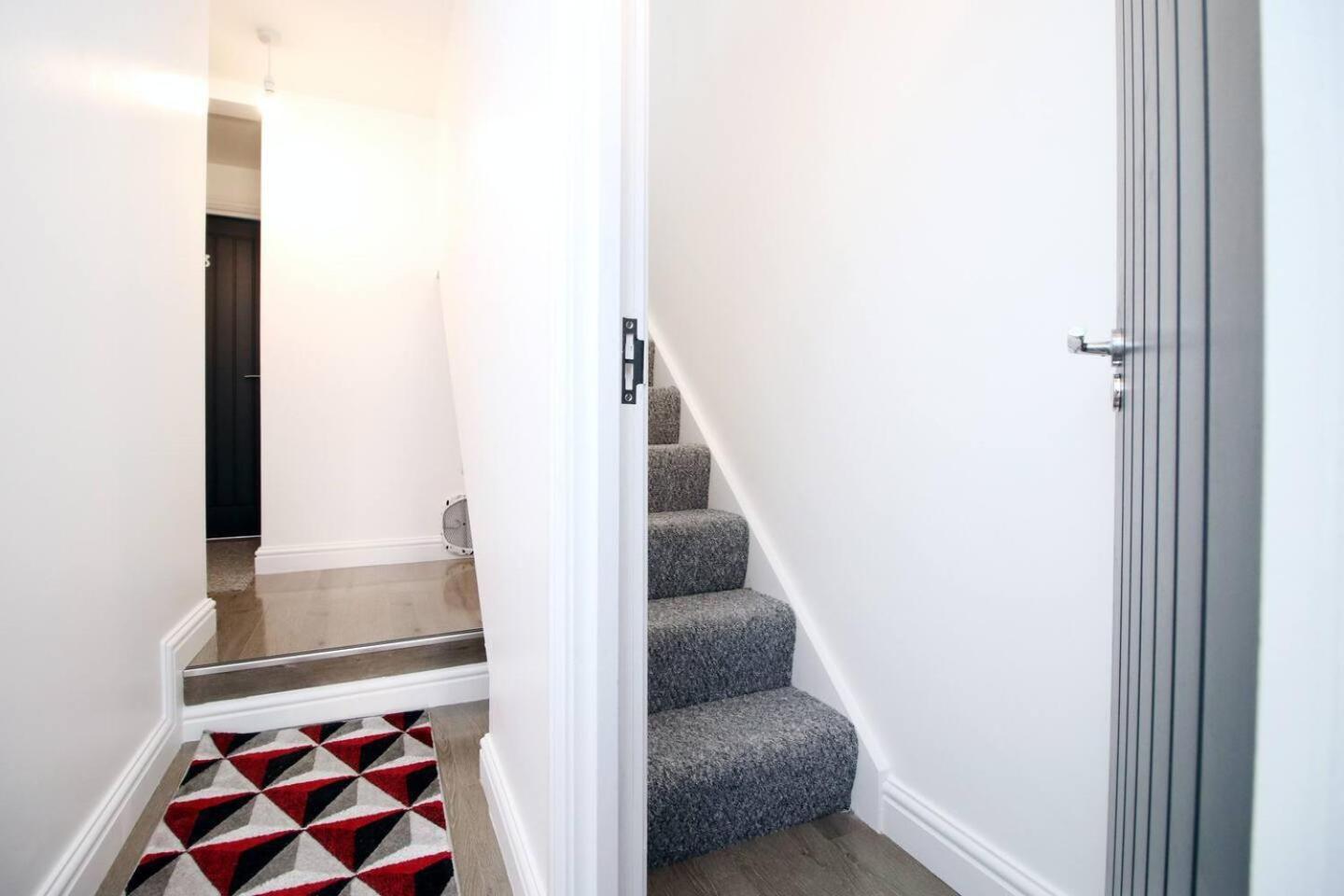 Modern Guesthouse, Fast Wi-fi, Street Free Parking, Central, Fully Equipped *