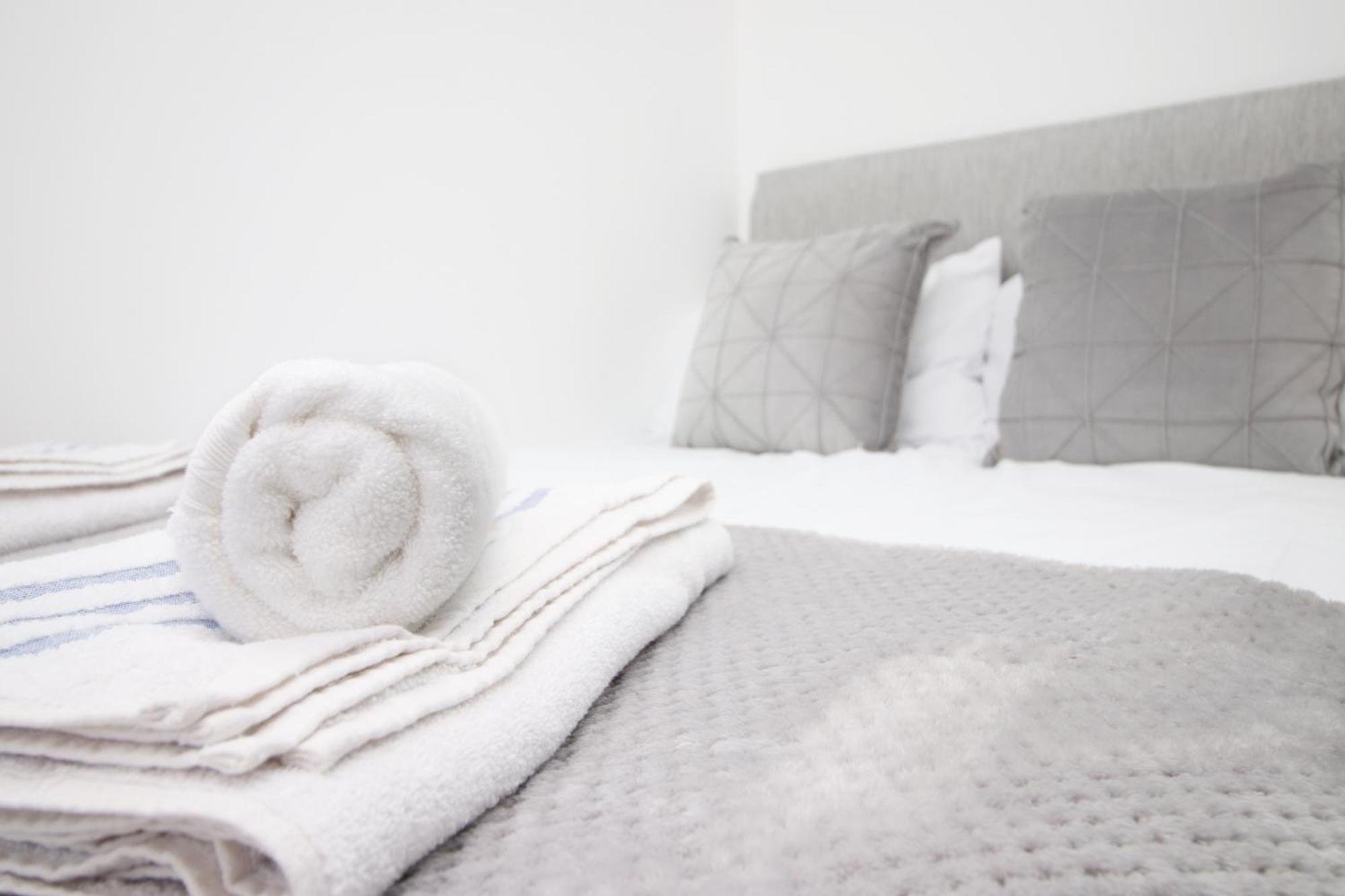 Modern Guesthouse, Fast Wi-fi, Street Free Parking, Central, Fully Equipped Guest house *