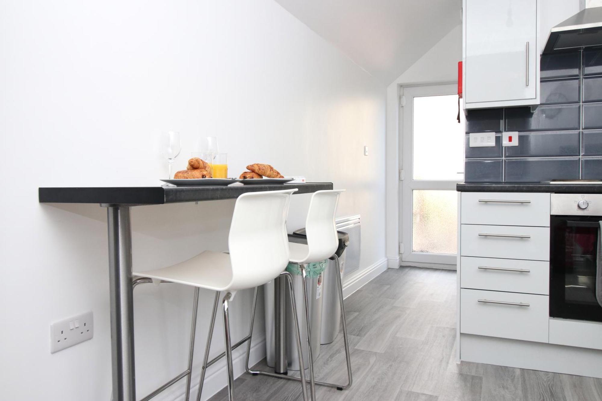 Modern Guesthouse, Fast Wi-fi, Street Free Parking, Central, Fully Equipped Guest house