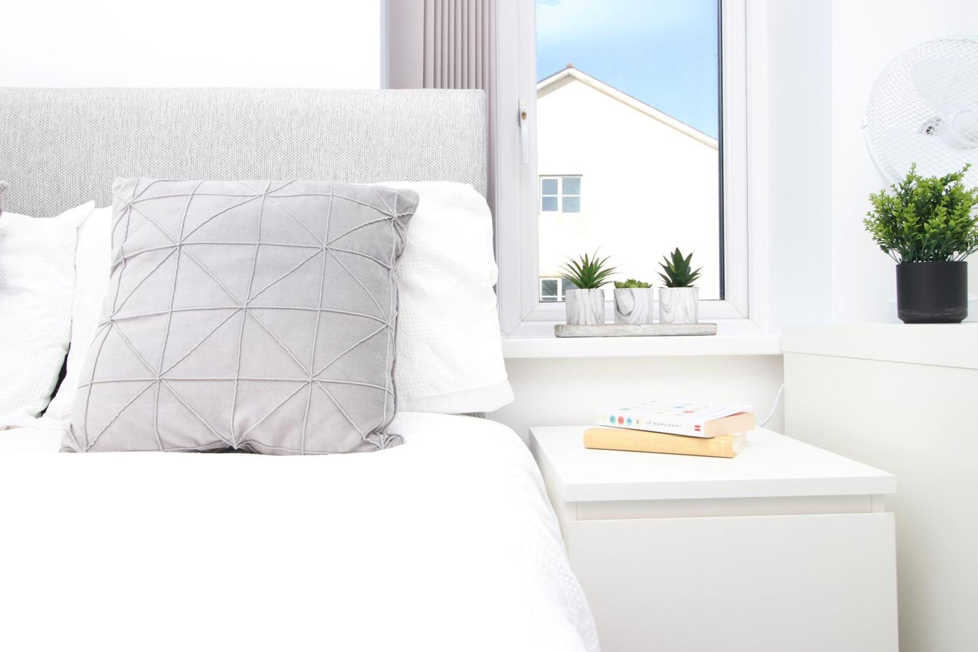Modern Guesthouse, Fast Wi-fi, Street Free Parking, Central, Fully Equipped Guest house *