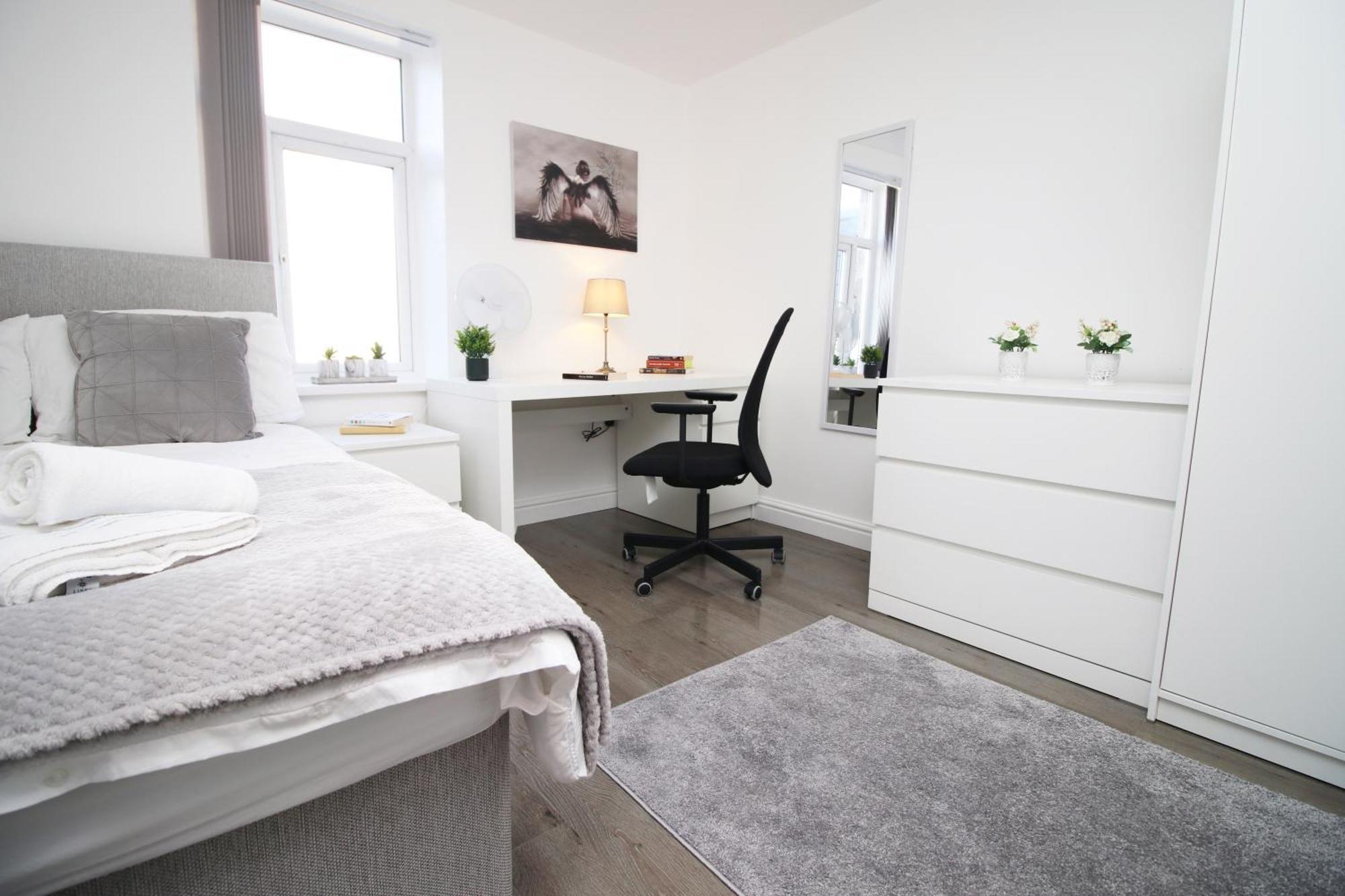 Modern Guesthouse, Fast Wi-fi, Street Free Parking, Central, Fully Equipped *