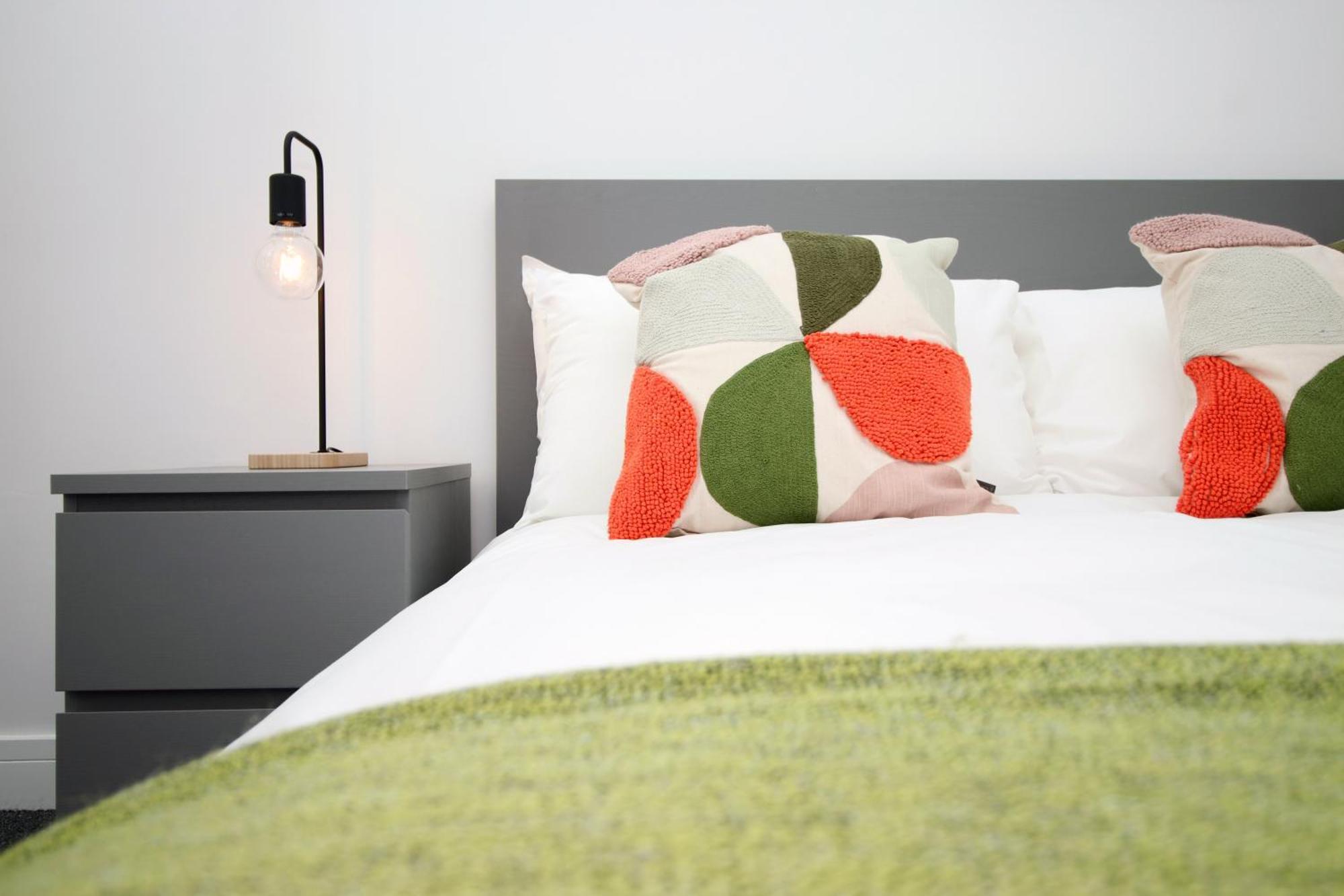 New Modern 1 Bedroom - Prime Location - By Ekliving Luxe Short Lets & Serviced -