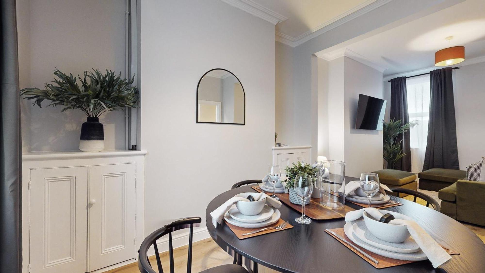Beautiful 3 Bed In The Heart Of City With Free Parking