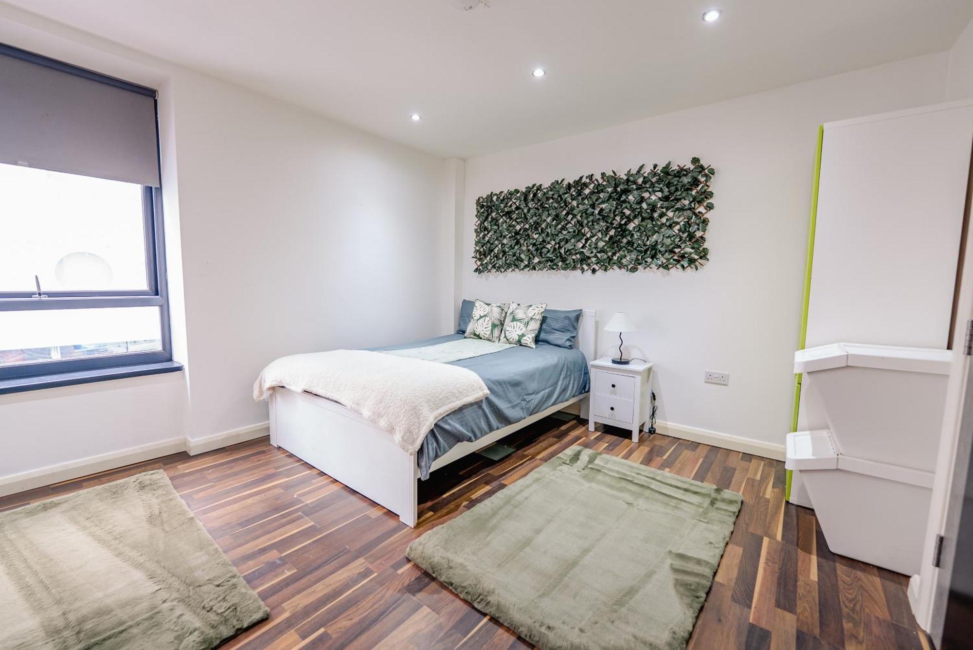 Spacious Stylish With Street View *