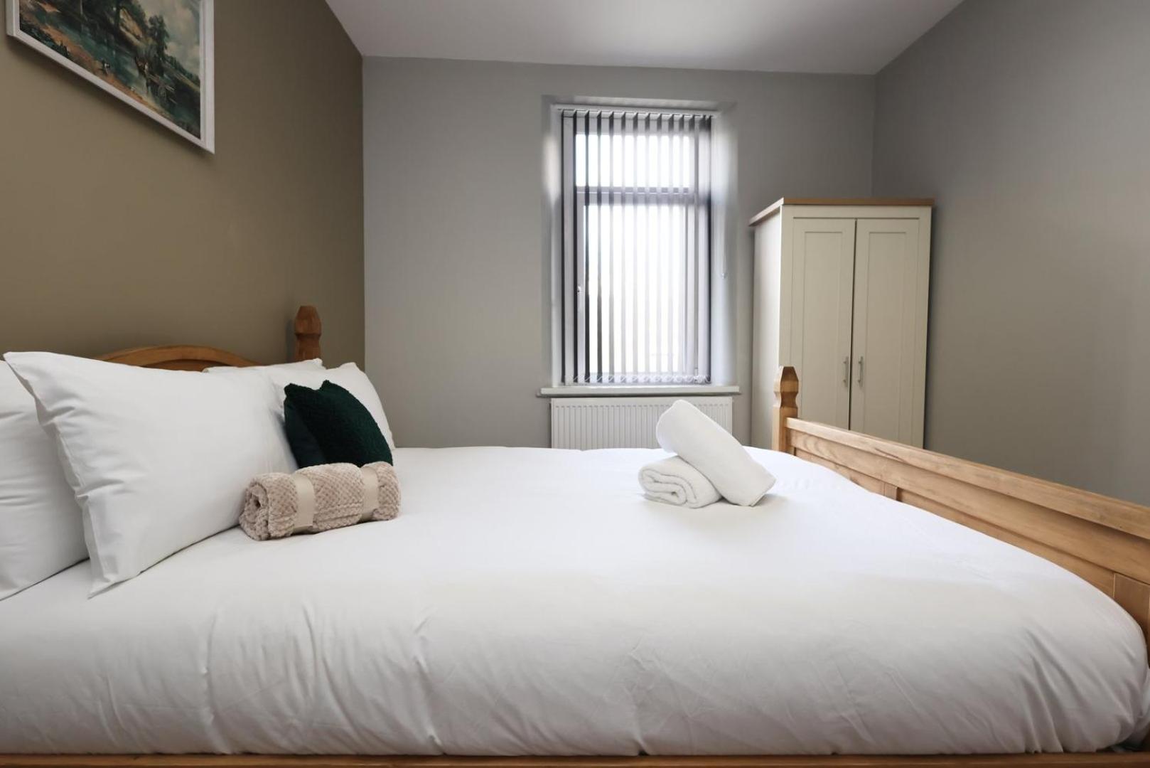 Modern Comfort 4 Bedrooms And Great Location Apartment