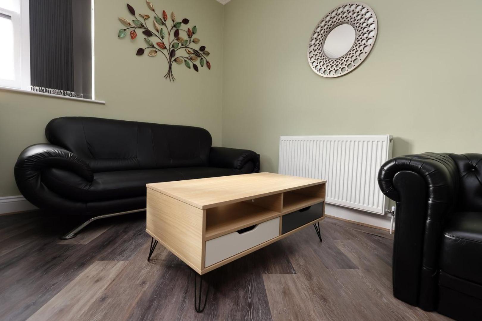 Modern Comfort 4 Bedrooms And Great Location Apartment *