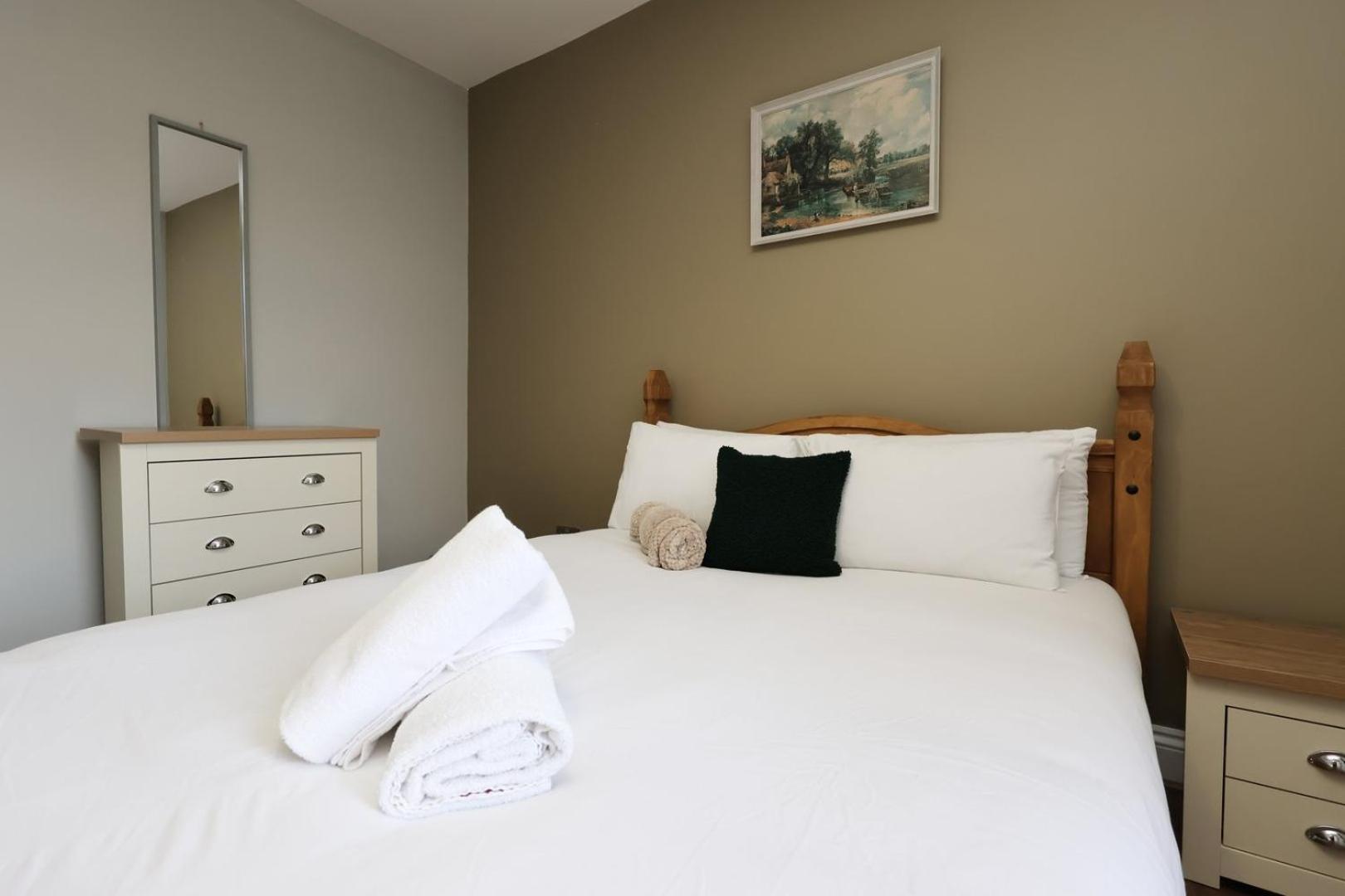 Modern Comfort 4 Bedrooms And Great Location *