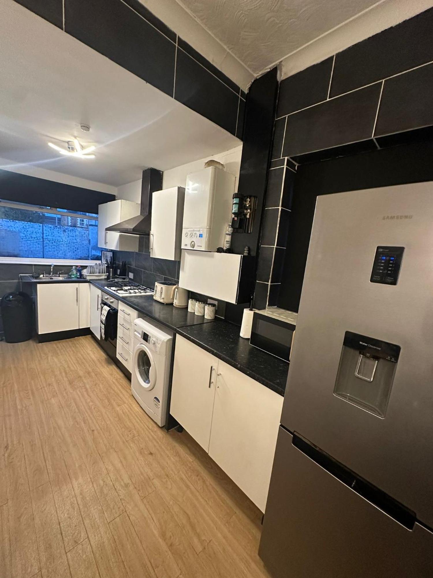 4 Bed House With Garden And Hot Tub - Near Centre