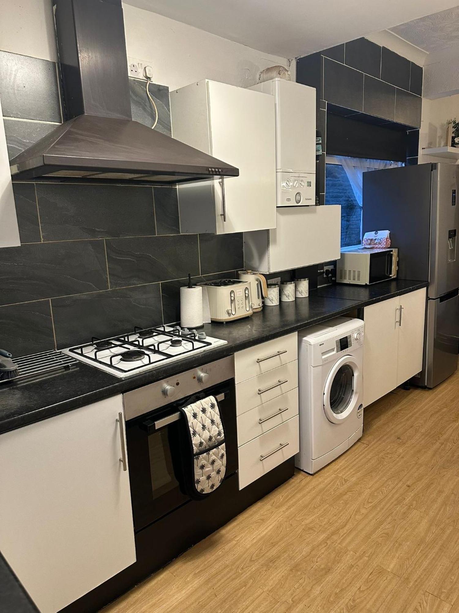 4 Bed House With Garden And Hot Tub - Near Centre Holiday home Cardiff