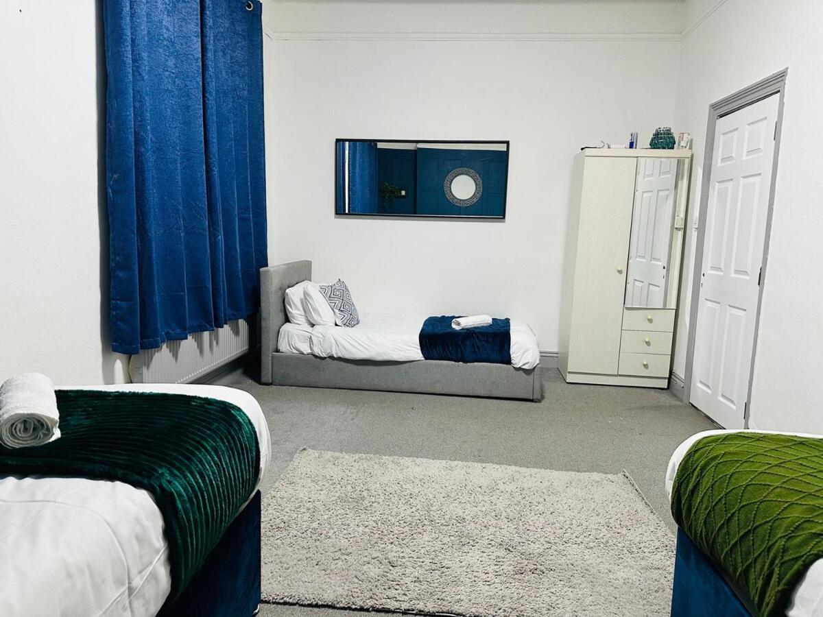 Holiday home 4 Bed House With Garden And Hot Tub - Near Centre