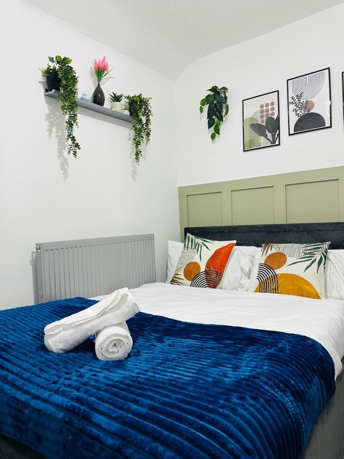 Holiday home 4 Bed House With Garden And Hot Tub - Near Centre