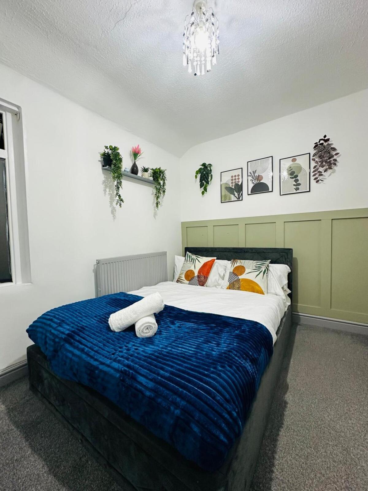 4 Bed House With Garden And Hot Tub - Near Centre Holiday home *