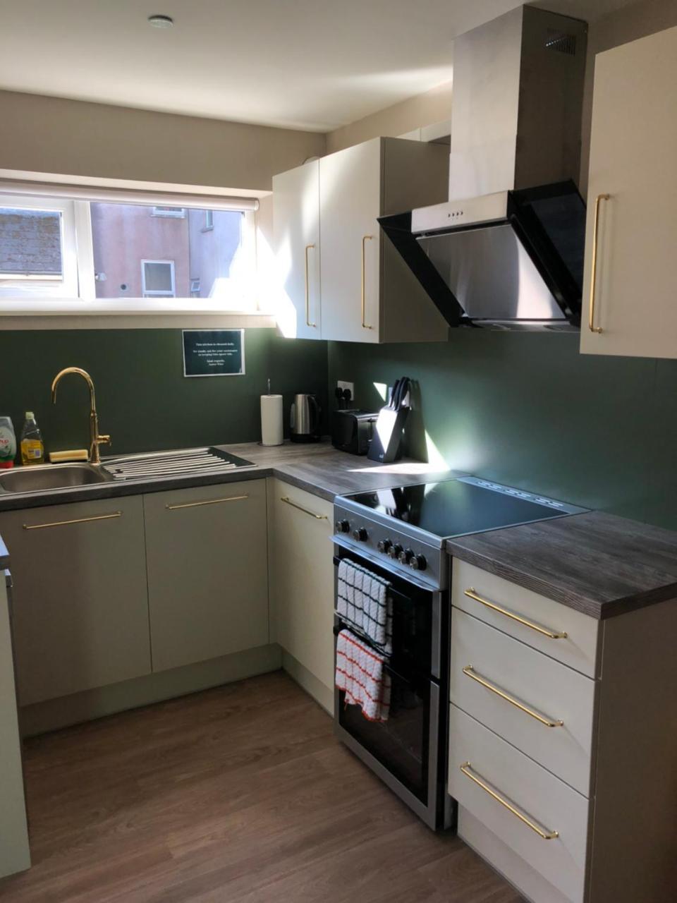 Aaron Wise - 62 Plantagenet Guest house Cardiff