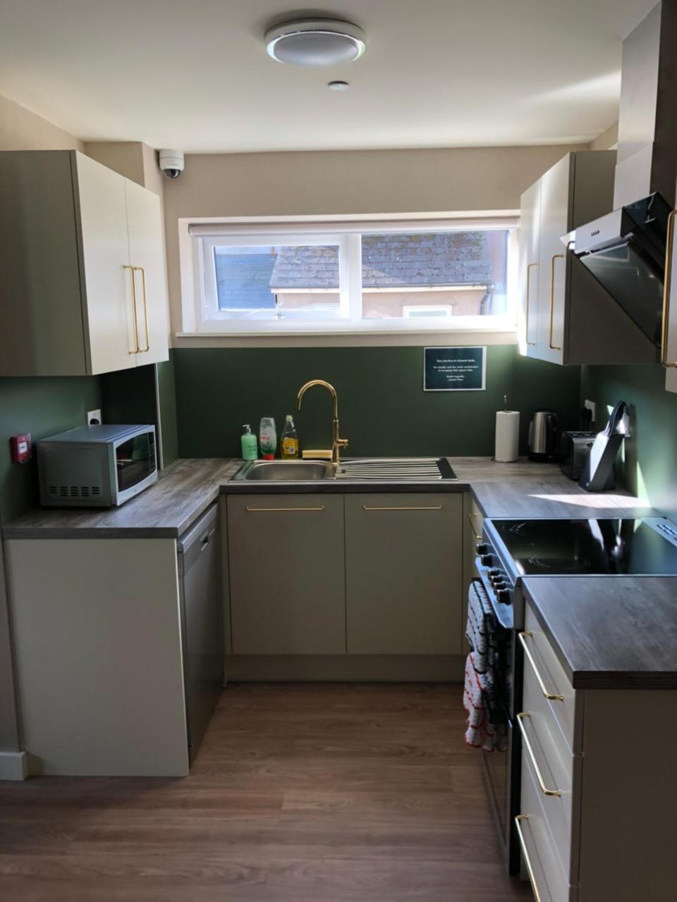 Aaron Wise - 62 Plantagenet Guest house Cardiff